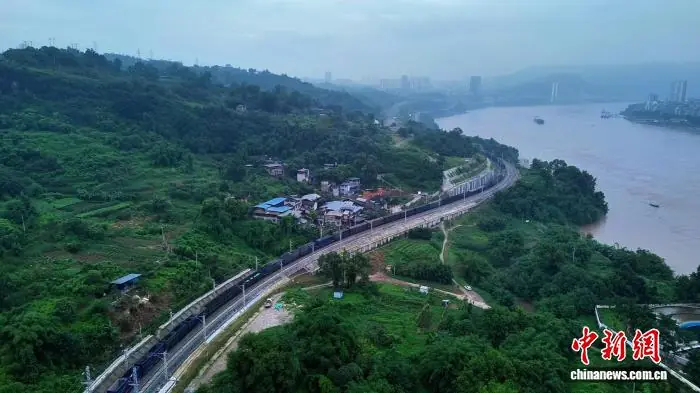 6月30日，至铜成渝铁路改造工程江津至铜罐驿段双线正式建成通车。段双图为通车现场。线通(无人机照片)中国铁路成都局集团有限公司 供图