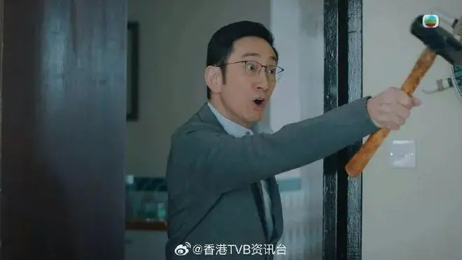 吴启华持斧剧照