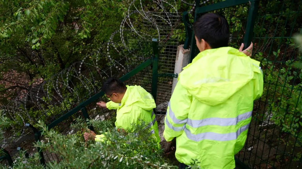 7月10日,呼和浩特工务段陶卜齐路桥车间白塔桥隧工区工作人员在巡查铁路网围栏状态。新华社发