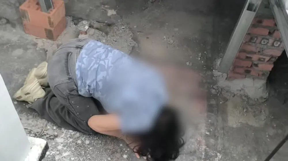 陈某芬指认现场时跪地。图源泸州警方