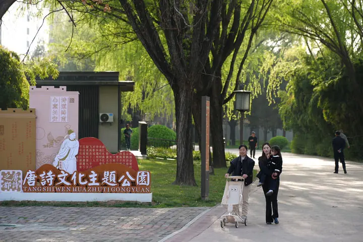 游人在位于西安曲江新区的唐诗文化主题公园散步(2026年3月24日摄)。新华社记者邵瑞摄